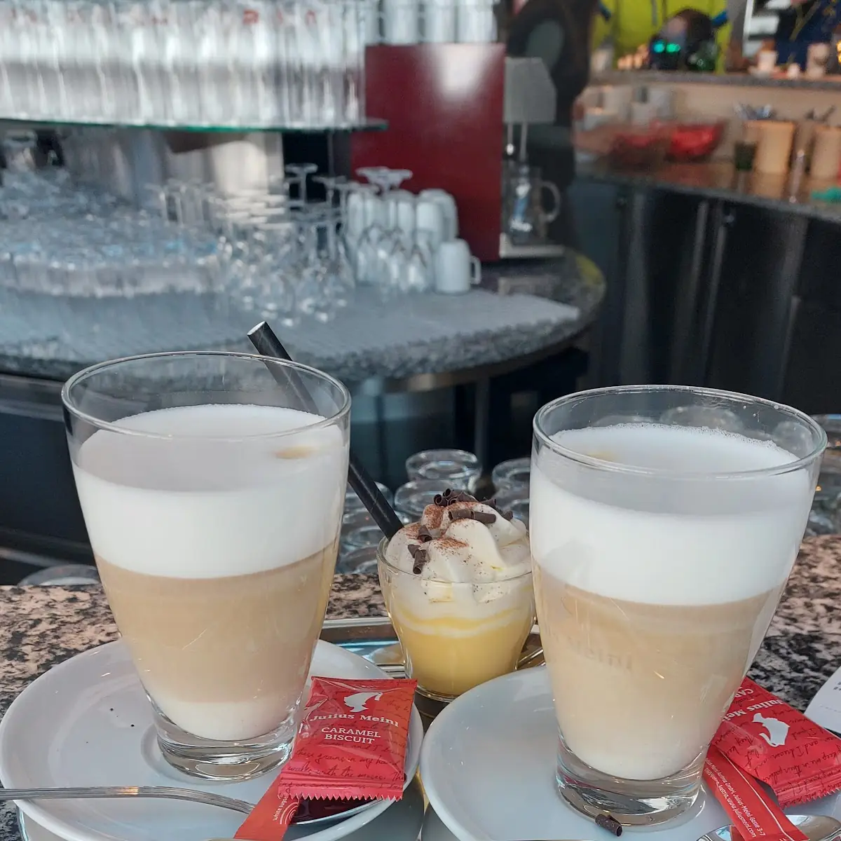 Kava Z Mlekom In Razgledom