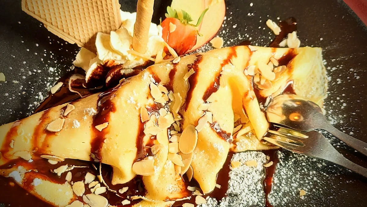 Eispalatschinken Mit Schokoladensauce