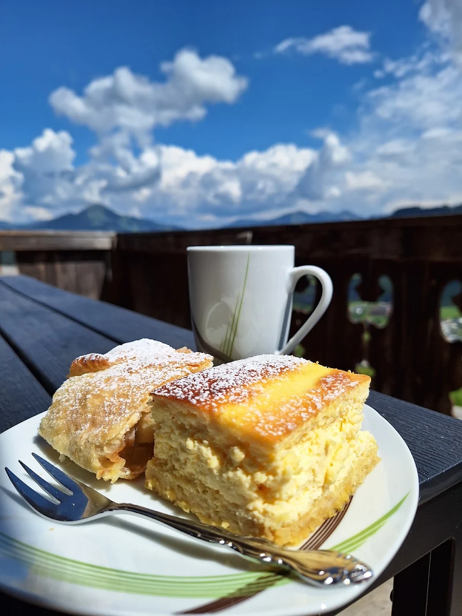 Topfenkuchen Und Strudel Mit Kaffee