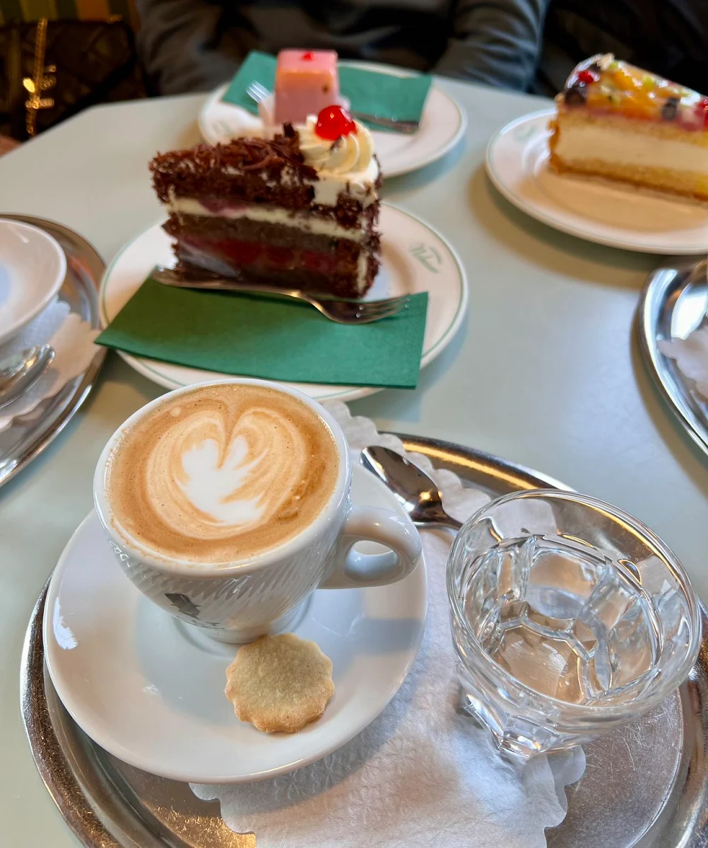 Cappuccino Und Schwarzwälder Kirsch