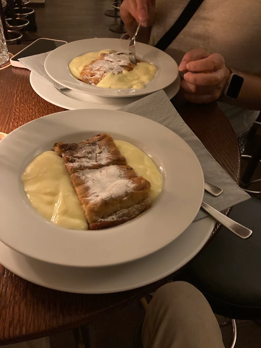 Apfelstrudel Mit Vanillesauce