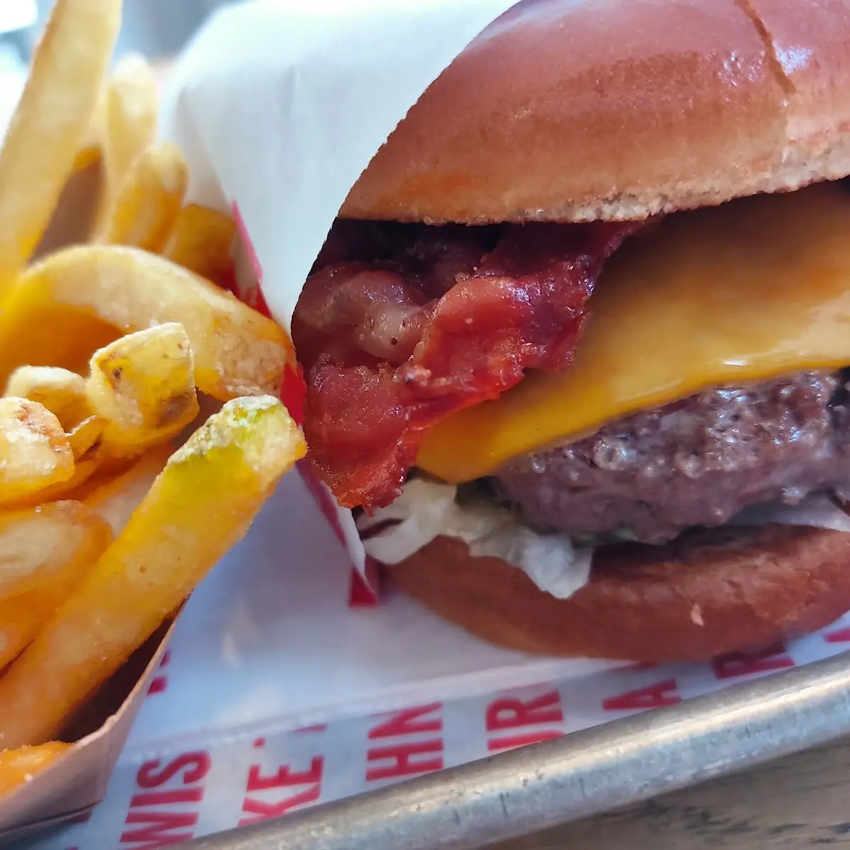 Rinderwahn Cheeseburger & Pommes