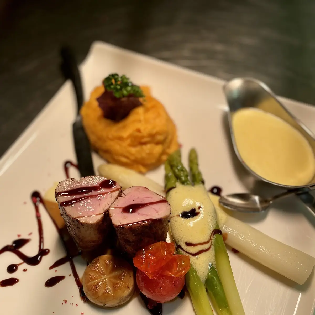 Schweinefilet Auf Süsskartoffel Püree Und Solofino Spargel