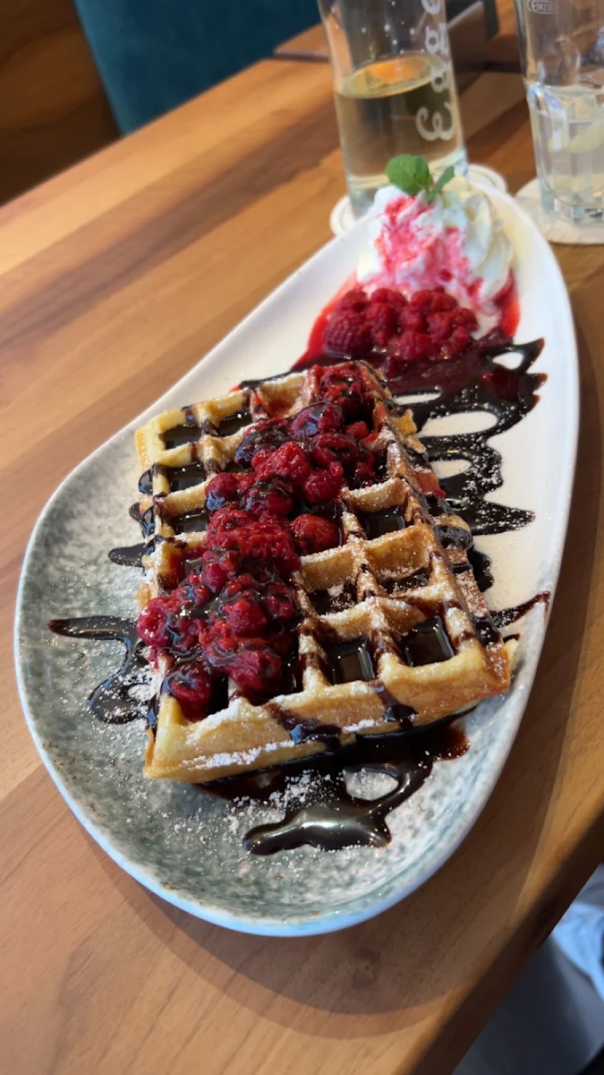 Heiße Waffel Mit Früchten Schokosoße Und Schlag