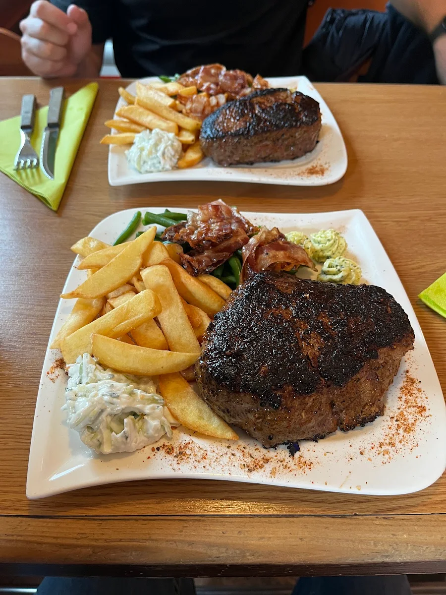 Steak Perfekt Medium Mit Speckbohnen Und Pommes Kräuterbutter