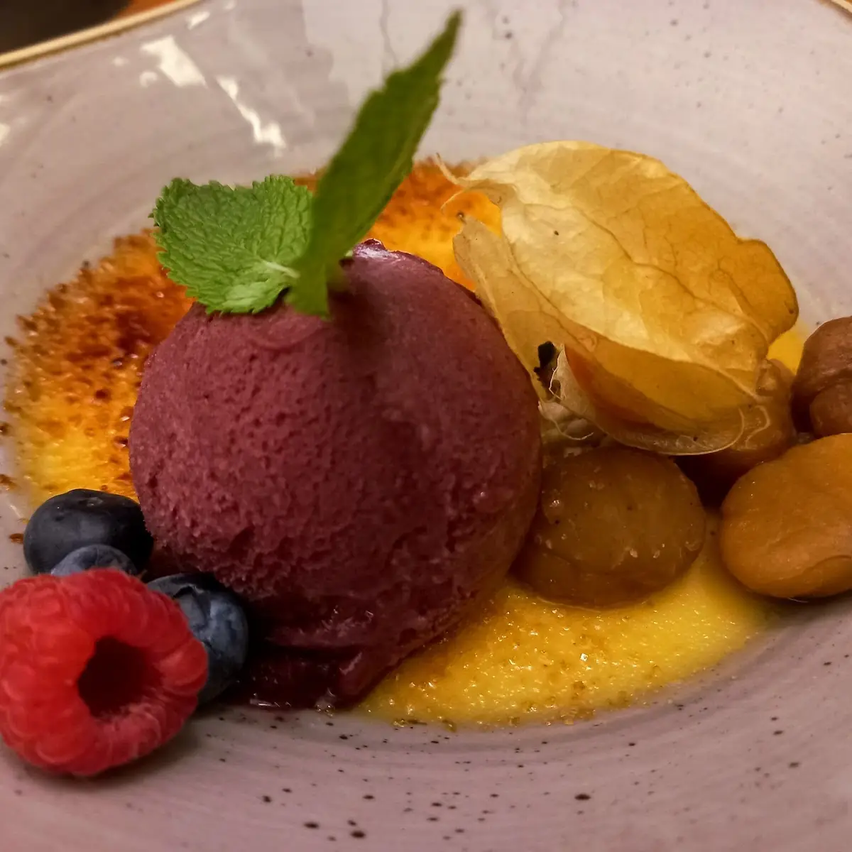 Creme Brulee Von Der Weißen Schokolade Mit Maroni