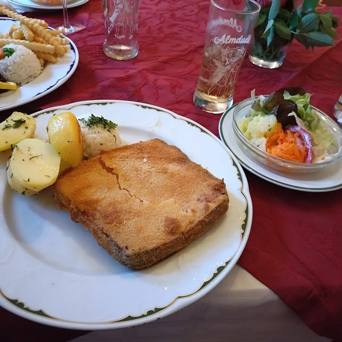 Gebackener Leberkäse Mit Butterkartoffeln Und Salatbeilage