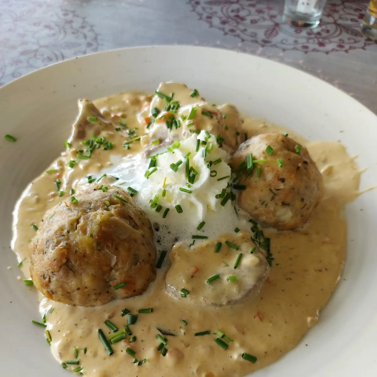 Kalbsragout Mit Kräutersauce Und Semmelknödel