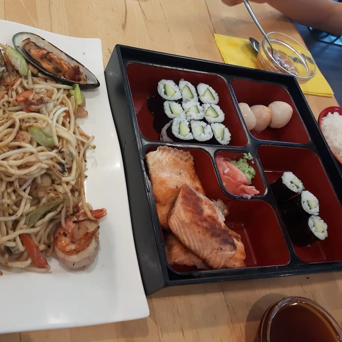 Gebratene Noodles Mit Seafood & Lachd Bento Ohne Sushi