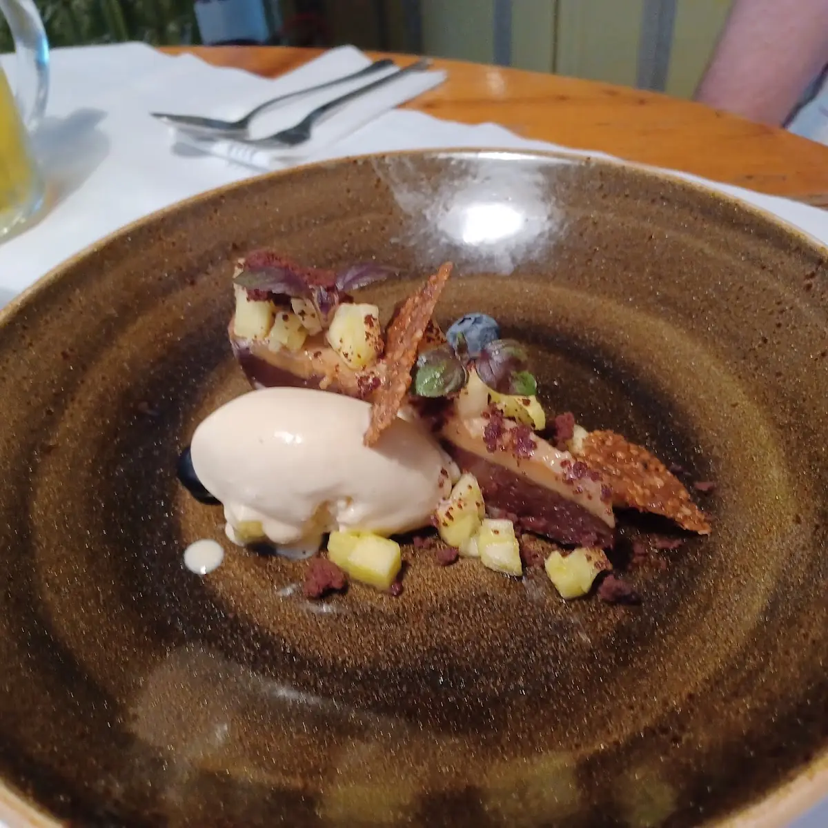 Valrhona Schokoladen Tarte Mit Ananas Und Bergamotten Eis