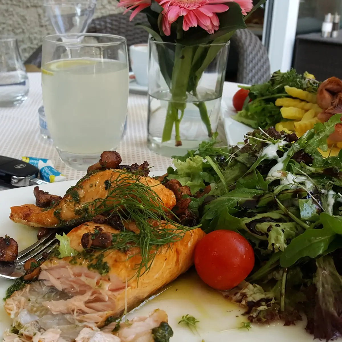 Lachs Und Eierschwammerl Auf Blattsalat