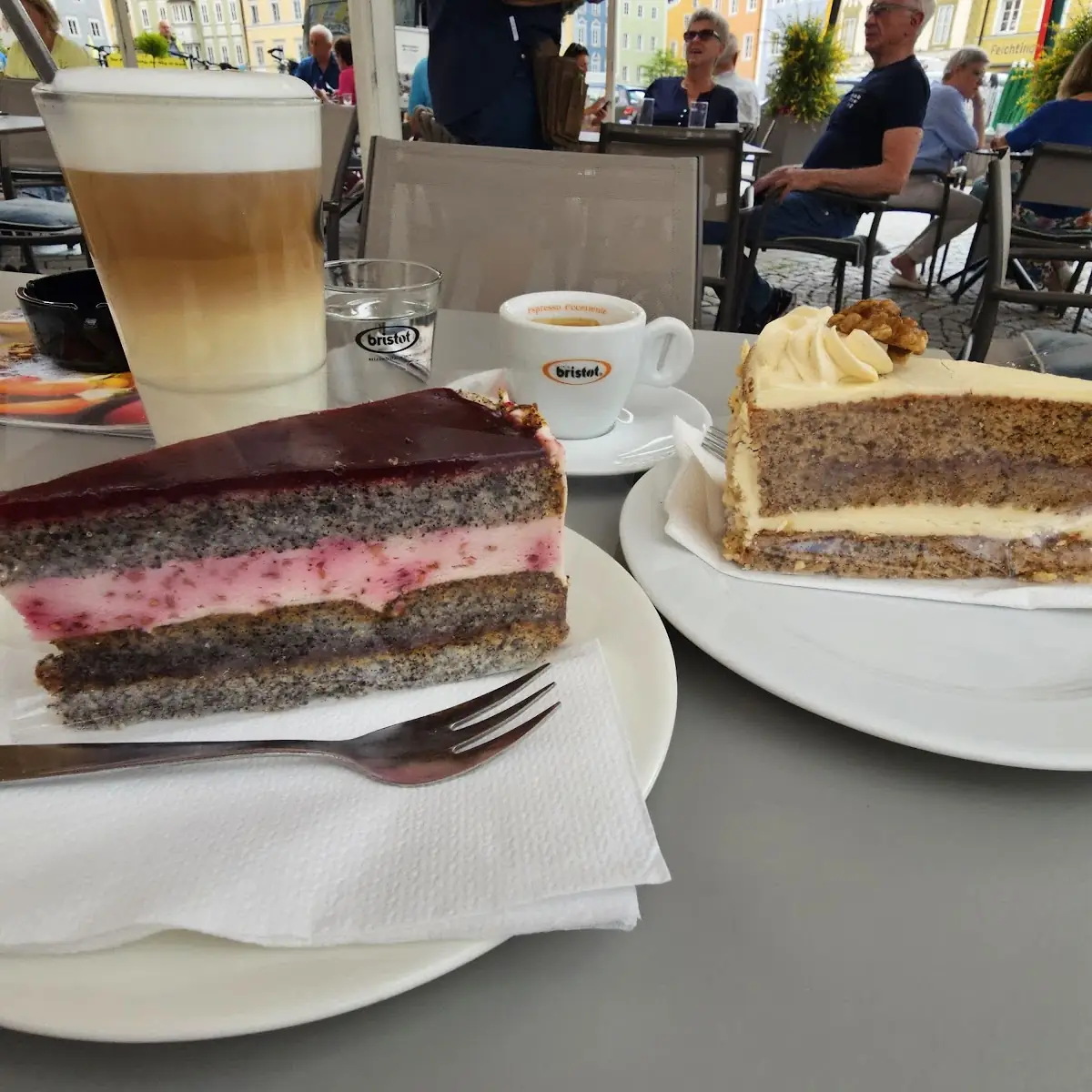 Nusstorte Und Himbeer-mohnkuchen
