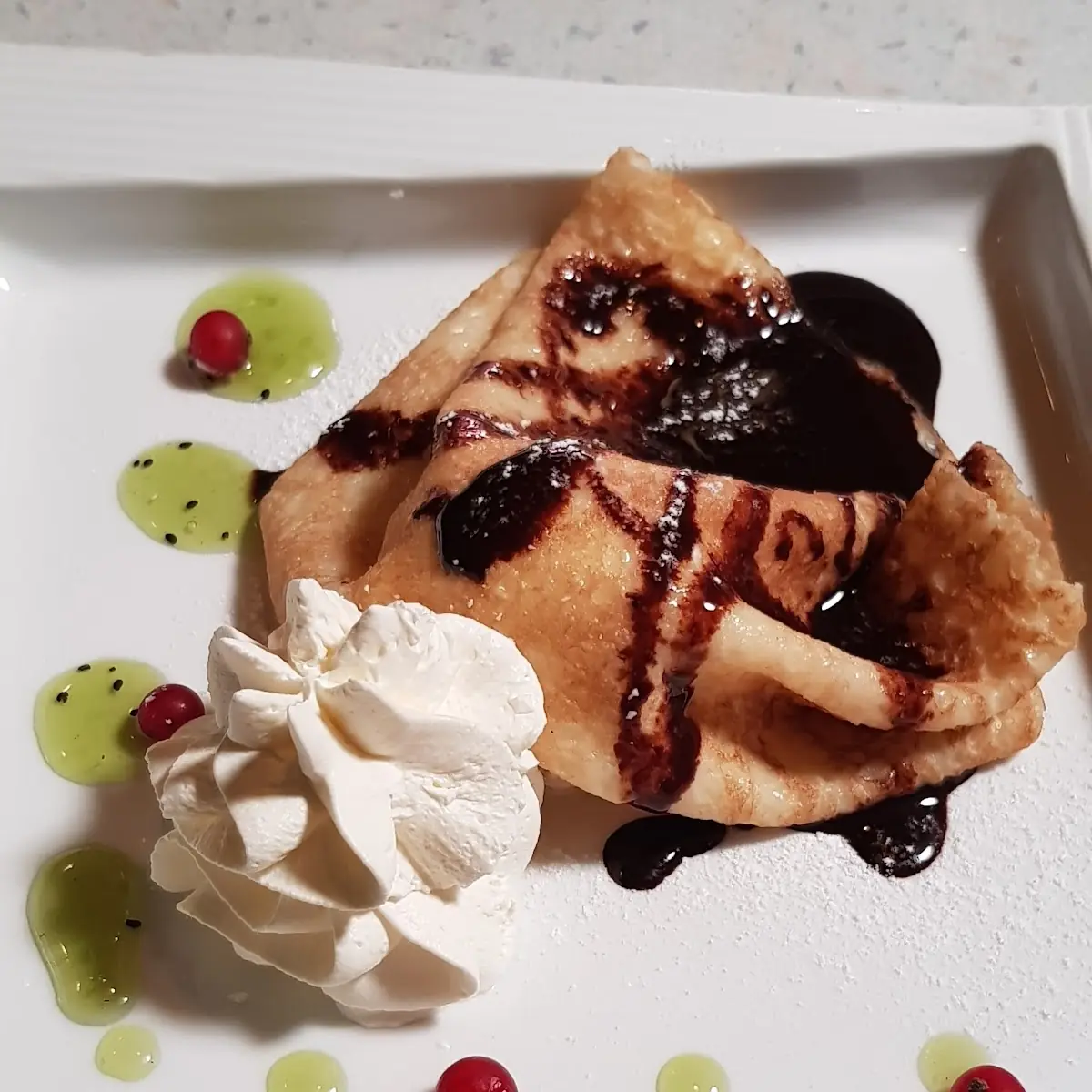 Eispalatschinke Mit Schokosauce