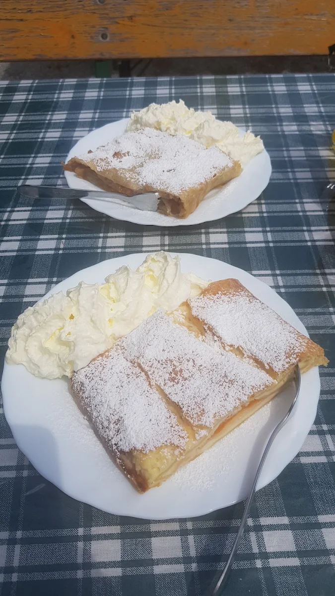Quark-marillen-strudel Und Apfelstrudel Mit Sahne