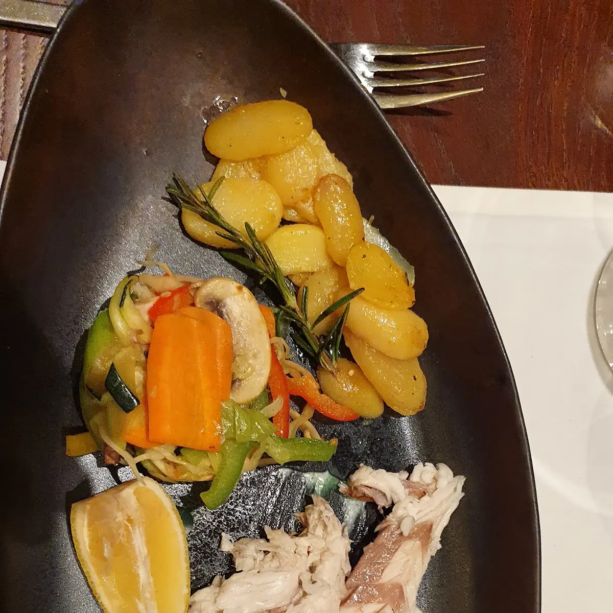 Barsch In Salzkruste Mit Gemüse