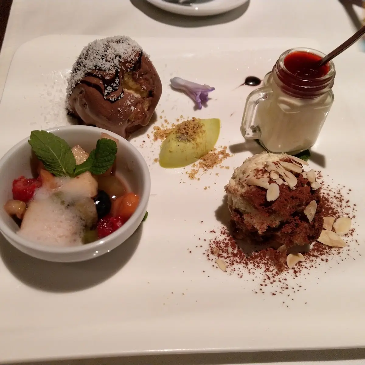 Nachspeisenvariation Tiramisu Panna Cotta Profiteroles Obstsalat