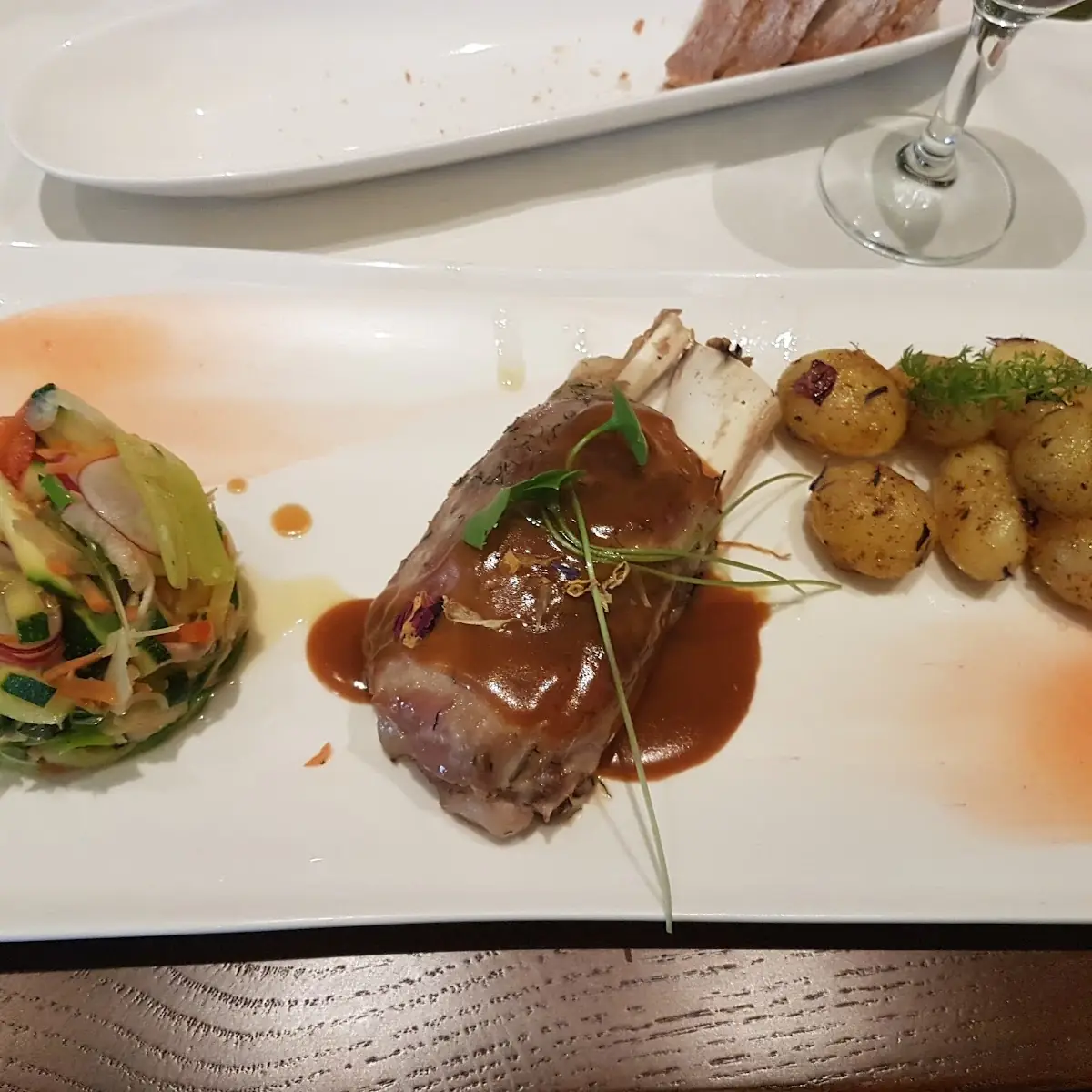 Schweinshaxe Mit Gemüse Und Rosmarinkartoffeln