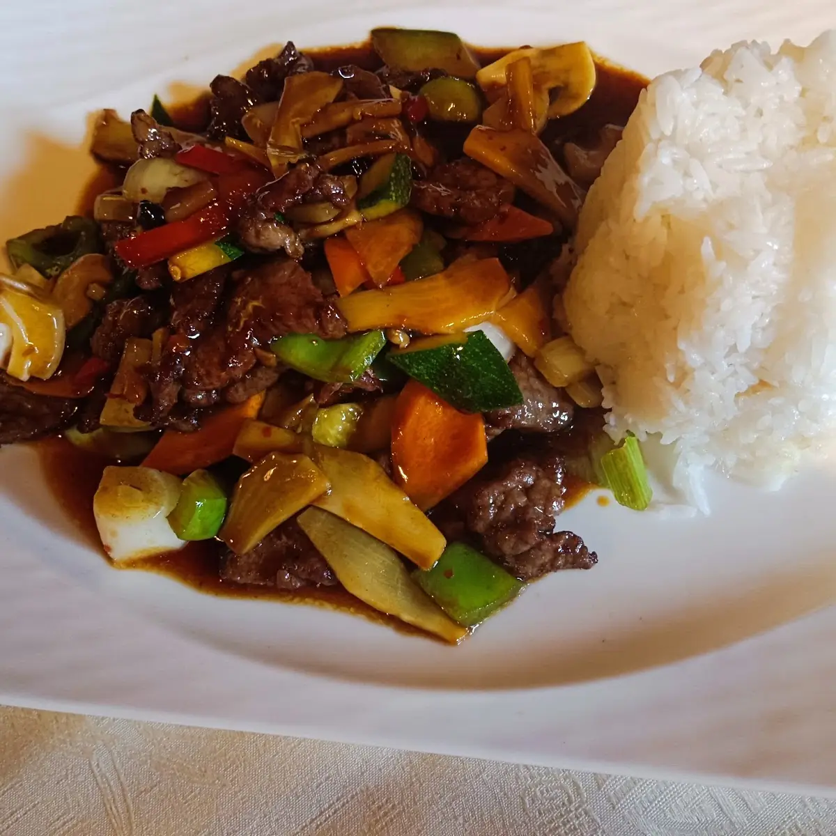 Rindfleisch Mit Paprika Und Zwiebeln Und Sojasoße Reis