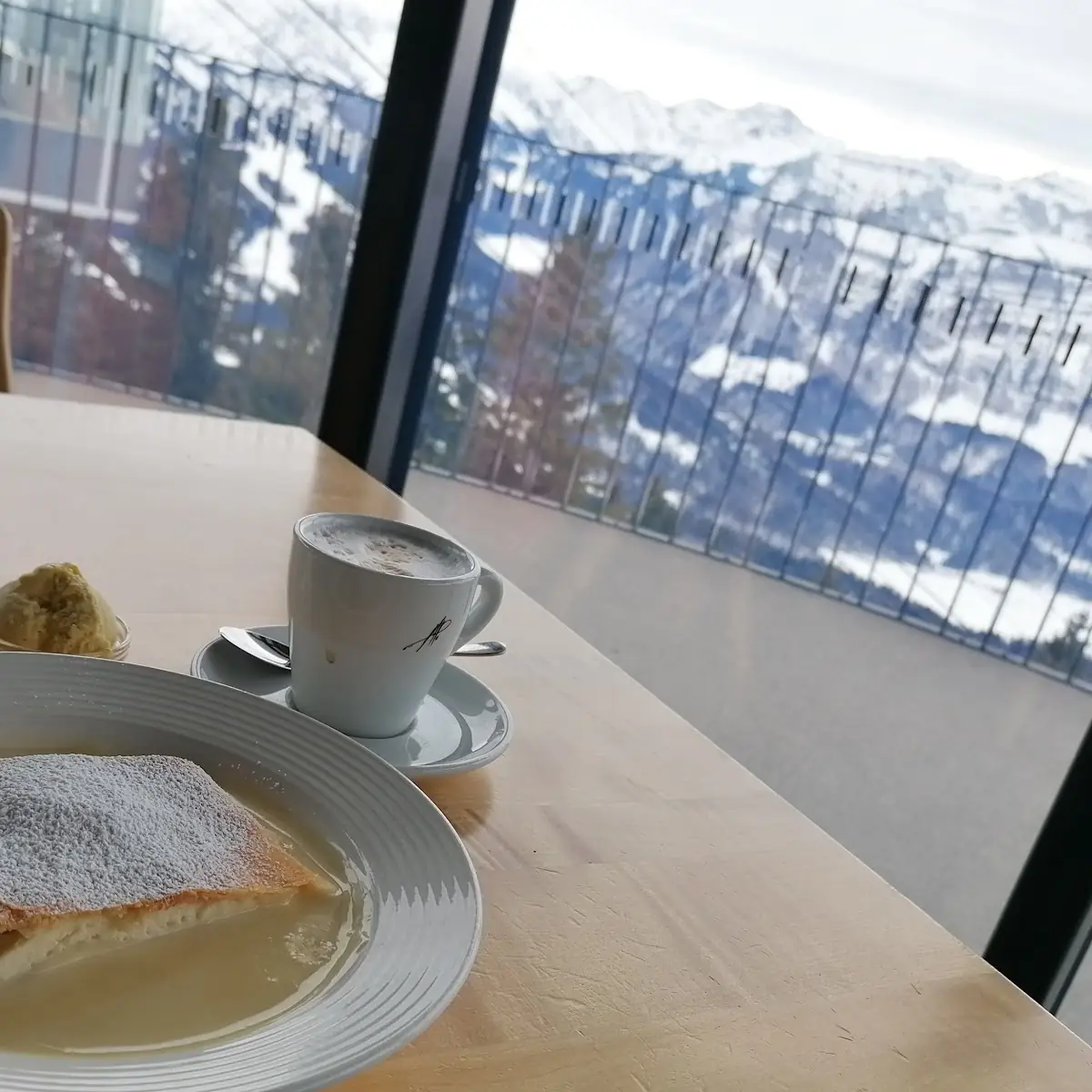 Topfenstrudel Mit Vanillesauce Und Eis