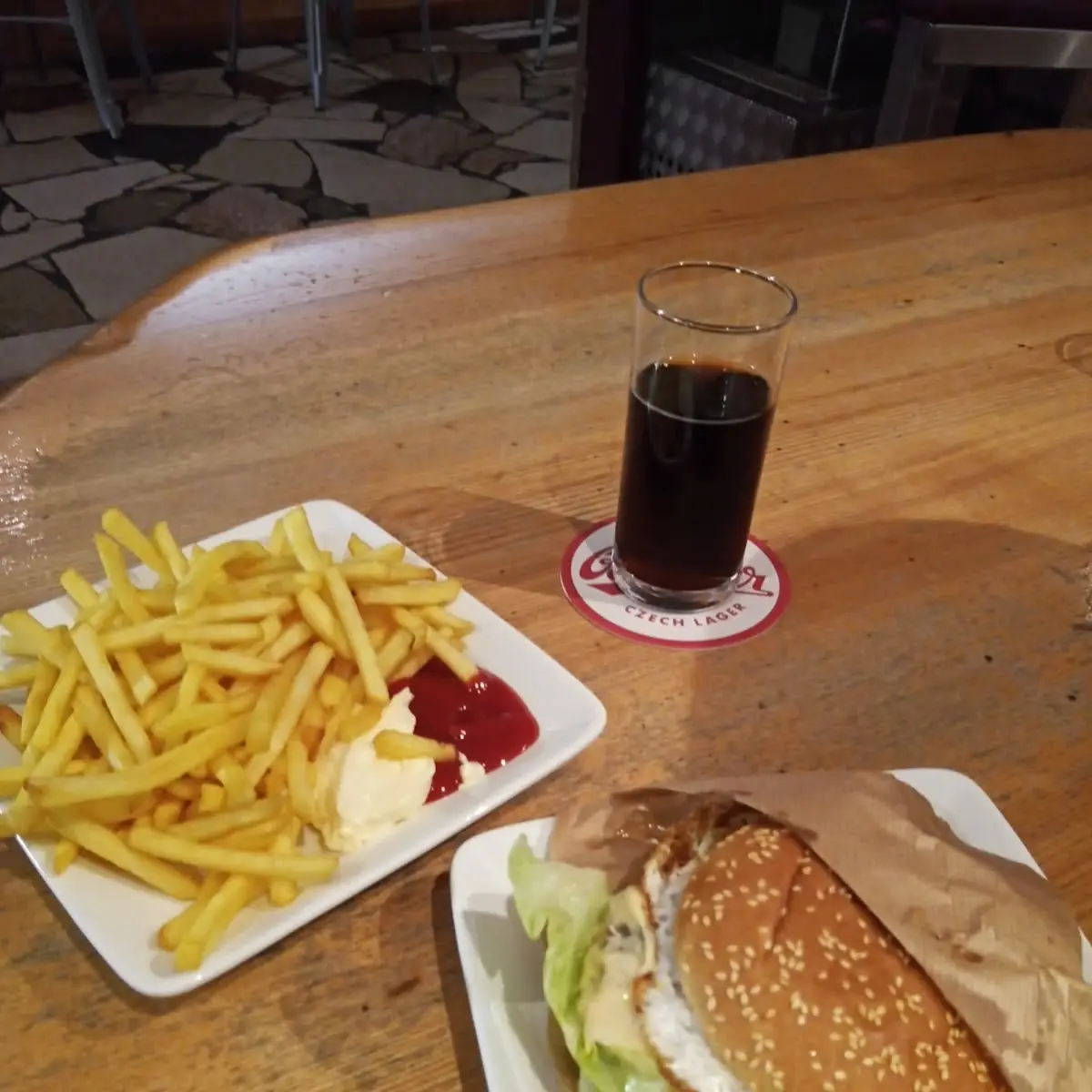 Austrian Burger Pommes Cola