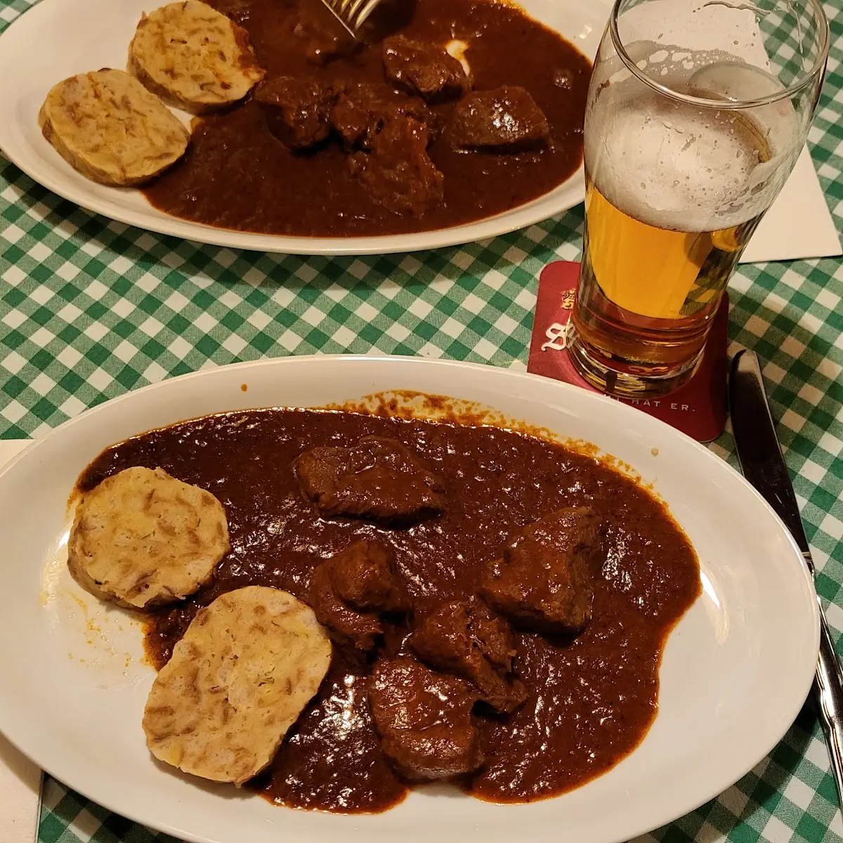 Gulasch Mit Serviettenknödel, Haas Beisl