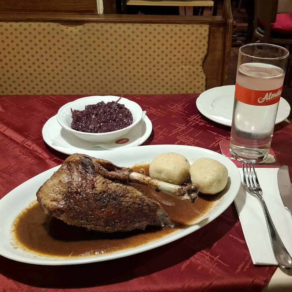 Martinigansl Mit Rotkraut Und Erdäpfelknödeln, Haas Beisl