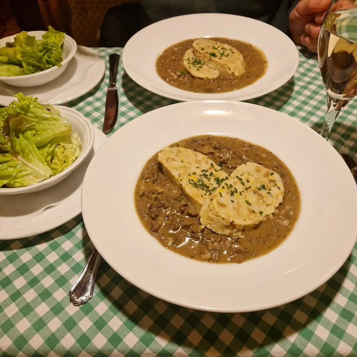 Rahmbeuschel Mit Serviettenknödel, Haas Beisl