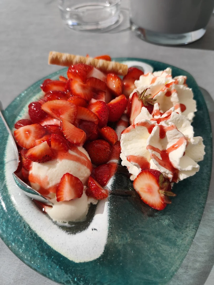 Erdbeerteller Mit Eis Und