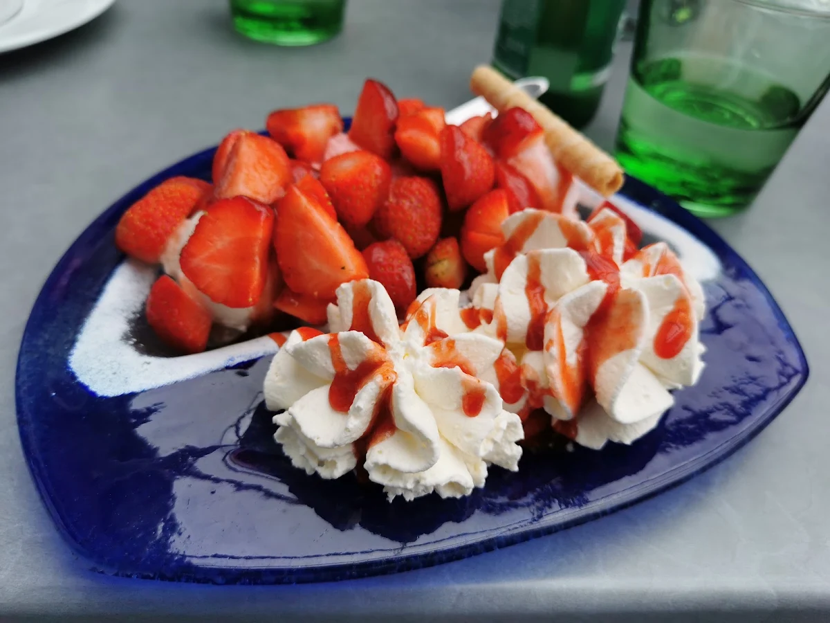 Erdbeerteller Mit Schlag Und Eis