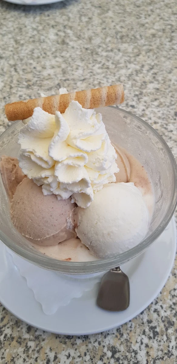 Gemischtes Eis Mit Sahne