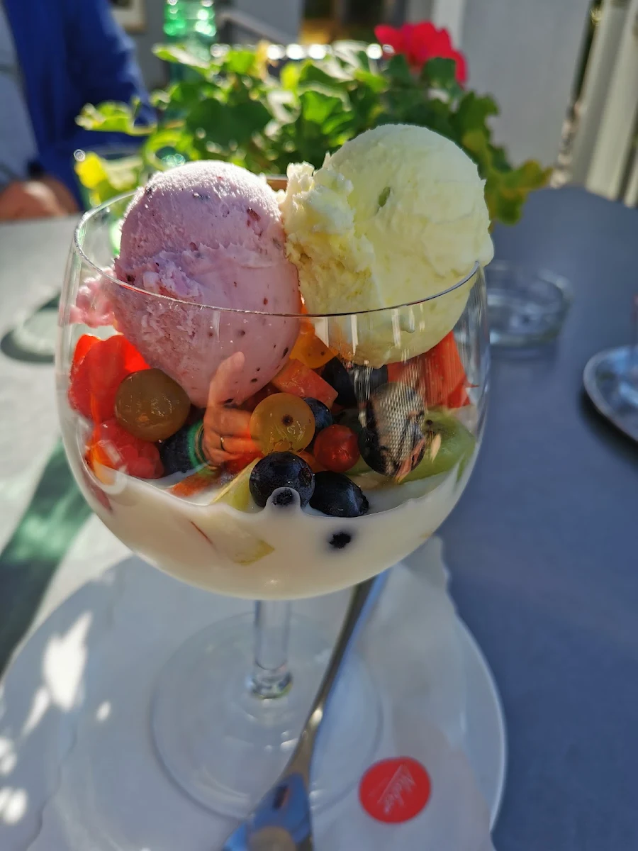 Joghurtbecher Mit Frischen Früchten Und Eis