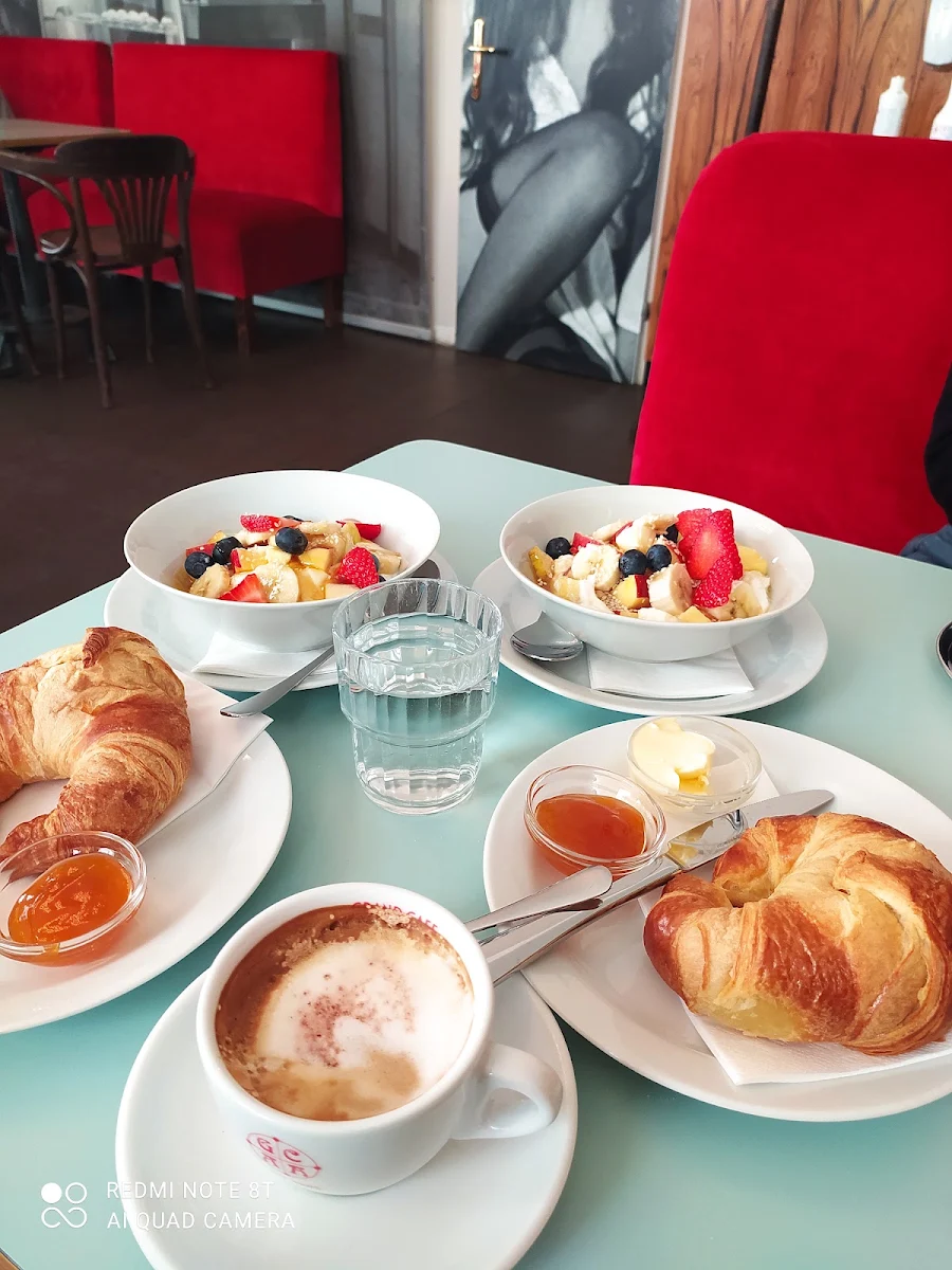 Croissants Und Früchte Müsli