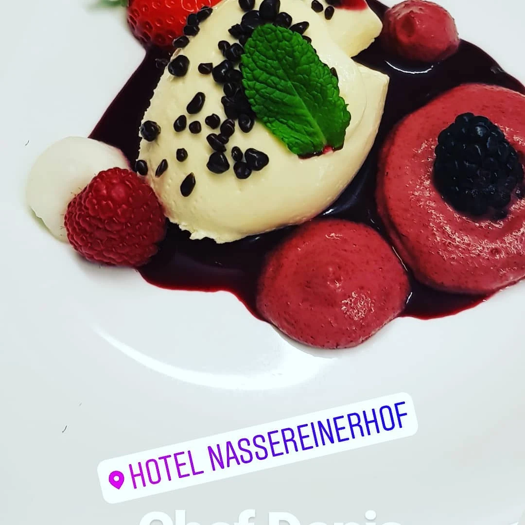 Kugeln Vanilleeis Mit Heißen Himbeeren Und Sahne