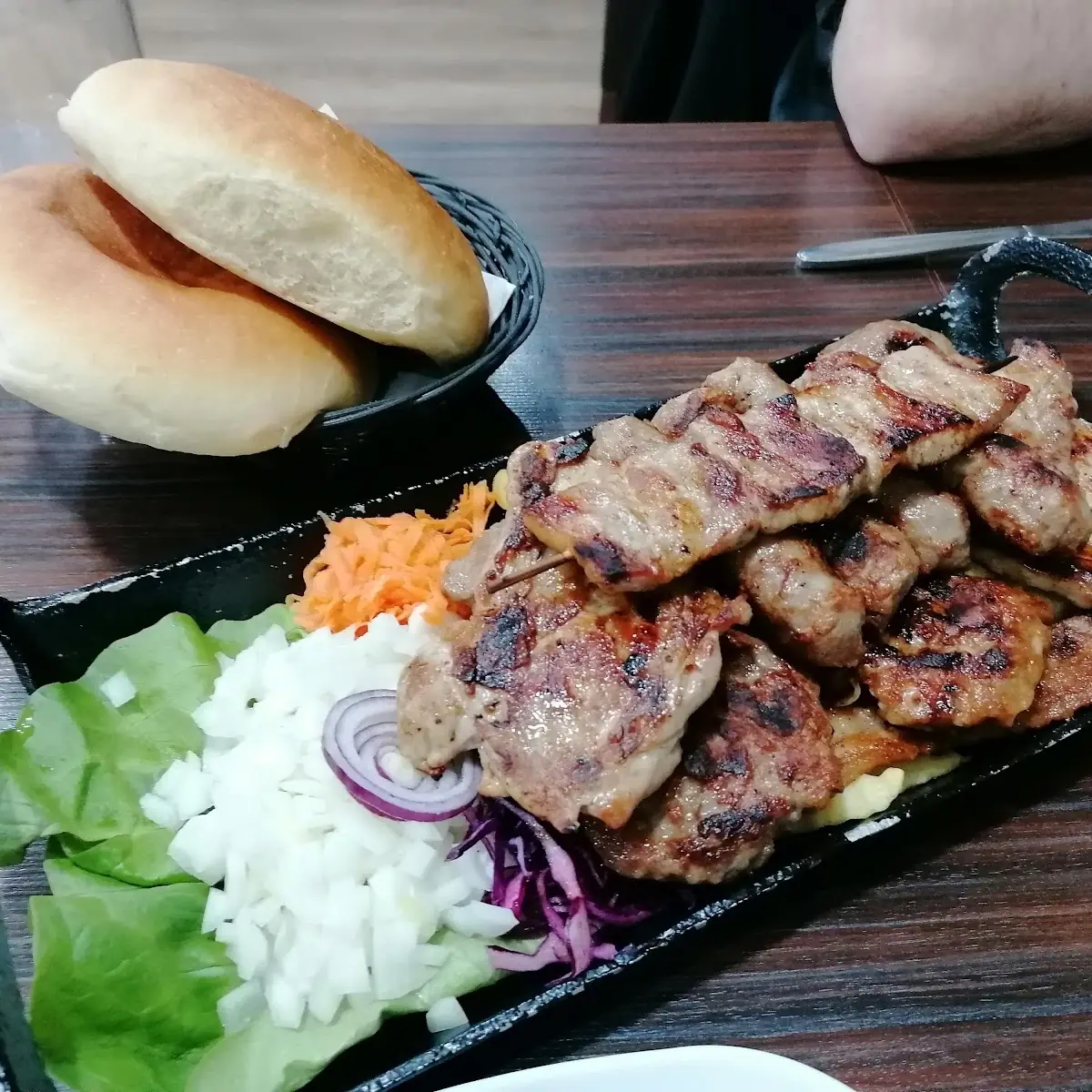 Grillplatte Mit Salat Und Brot