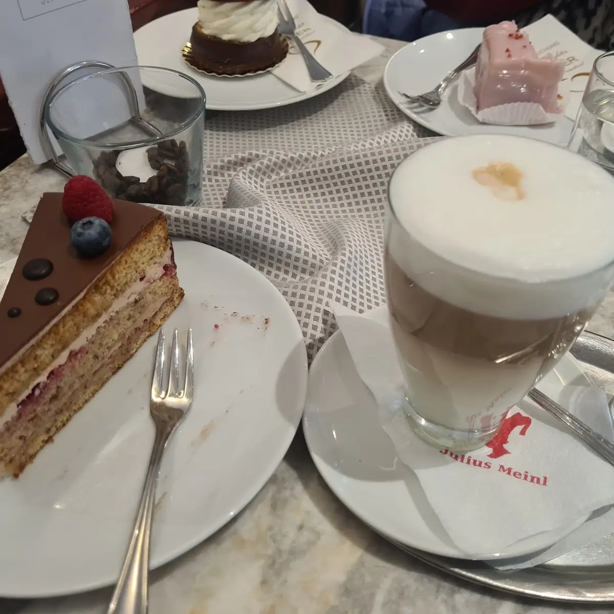 Cafe Latte Kleiner Brauner Torte Und Wasser Dazu