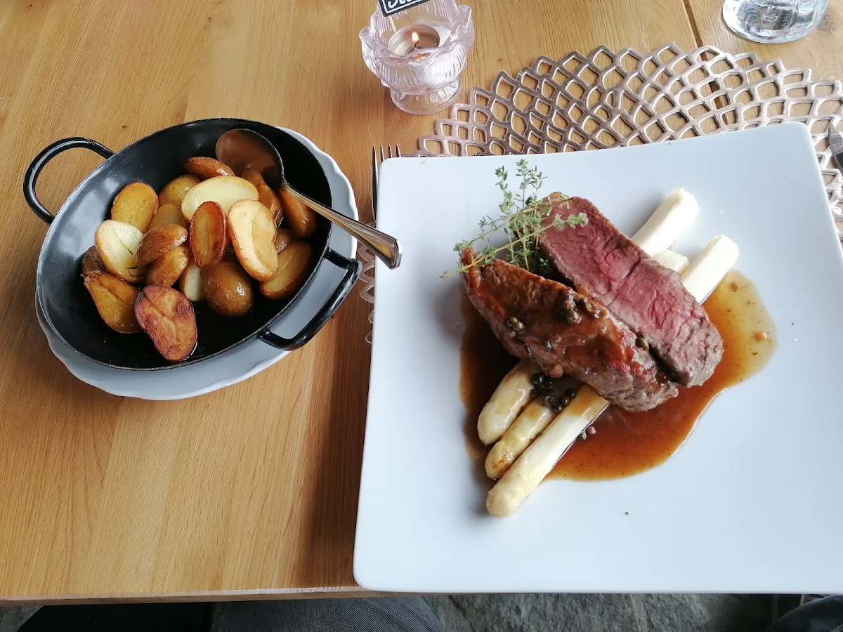 Petersillenkartettel Pommes Preiselbeeren