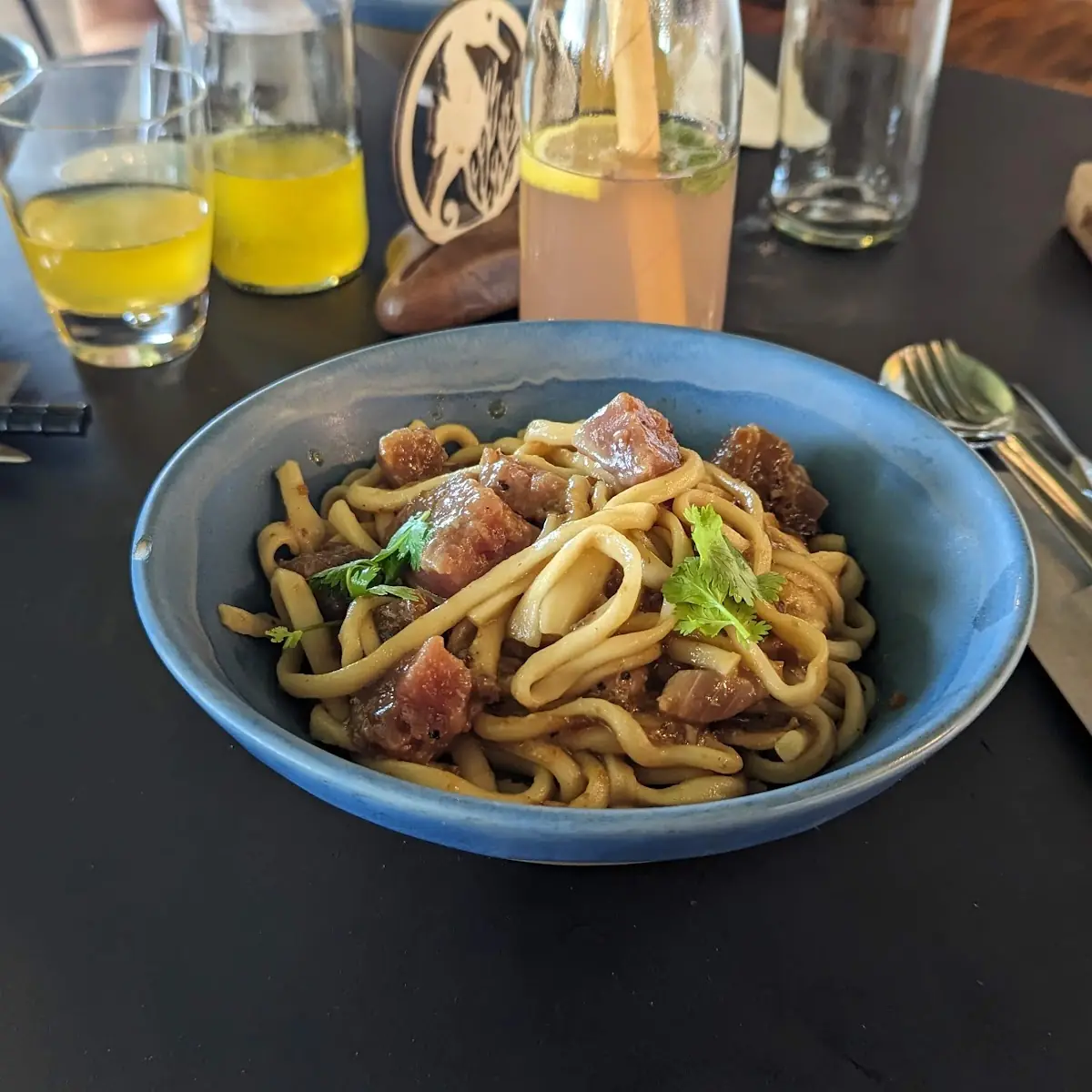 Handgezogene Nudeln Mit Rohem Thunfisch