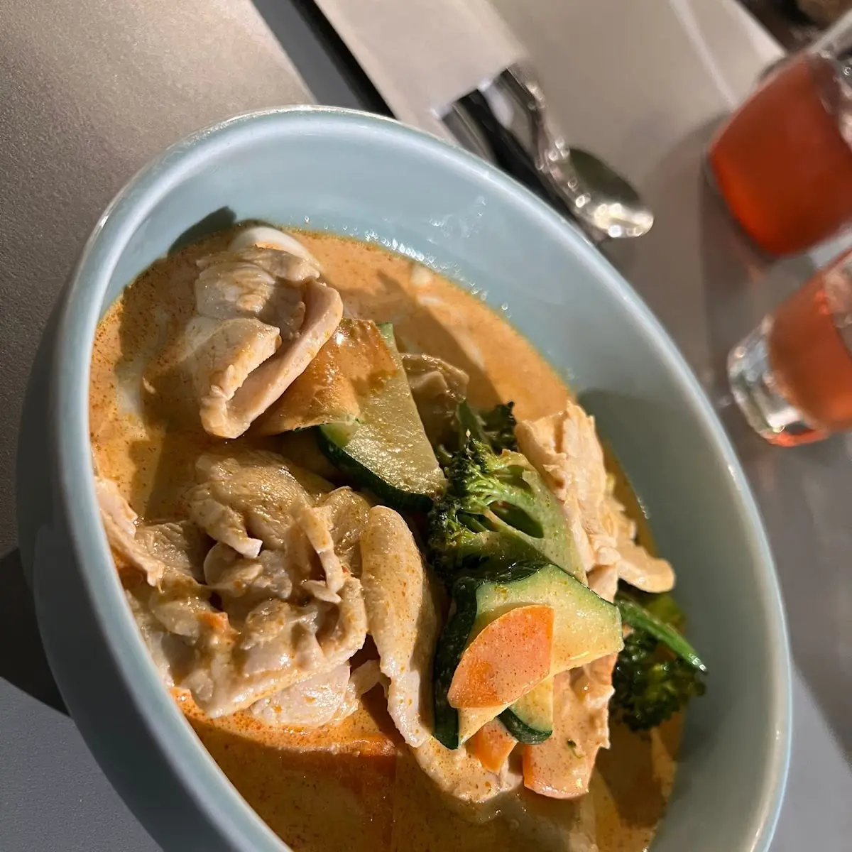 Rotes Thai Curry Mit Handgezogenen Nudeln Oder Reis Und Hühnerfleisch