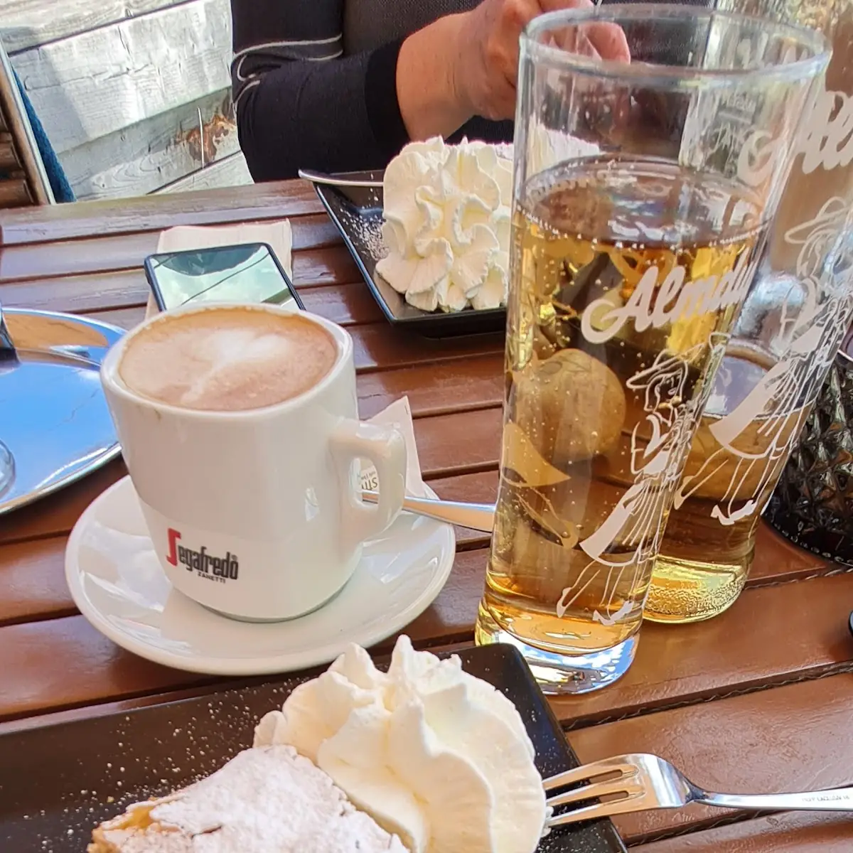 Apfelstrudel Mit Sahne