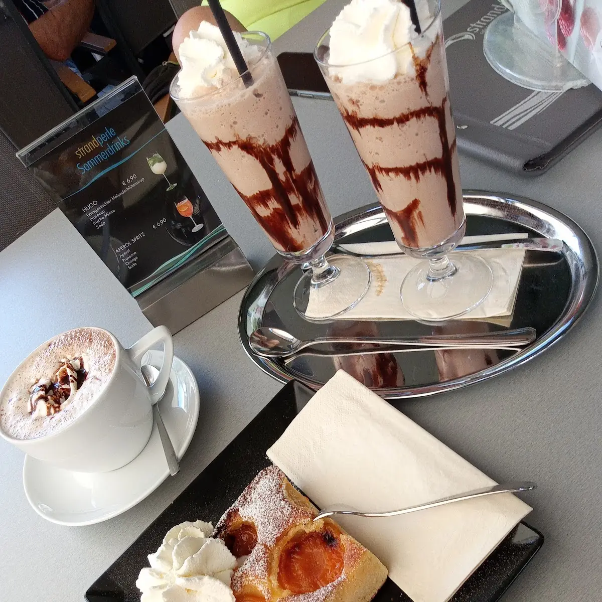 Heiße Schokolade Marillen Kuchen Eiskaffee
