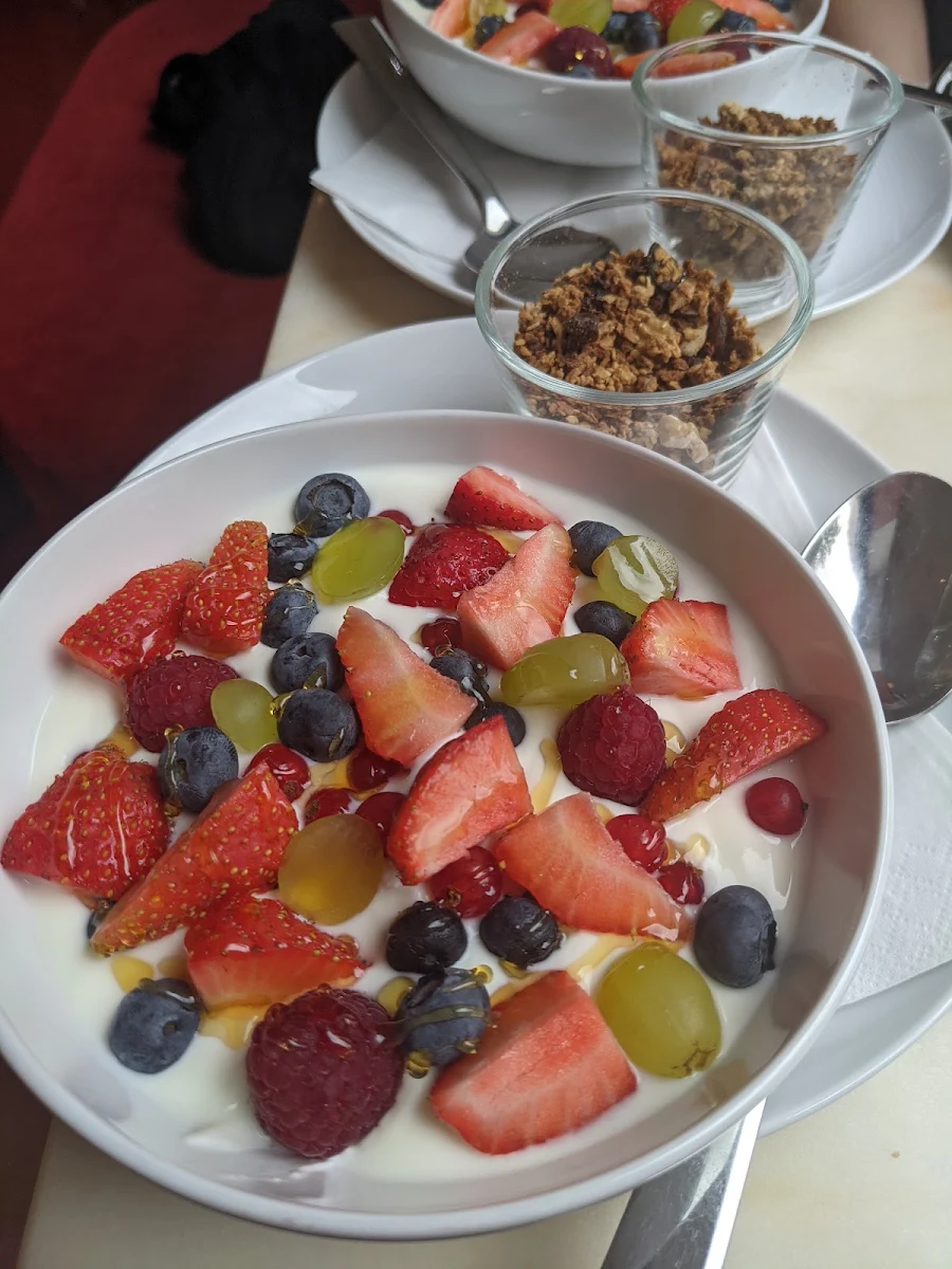 Yogurt with Fruits and Granola