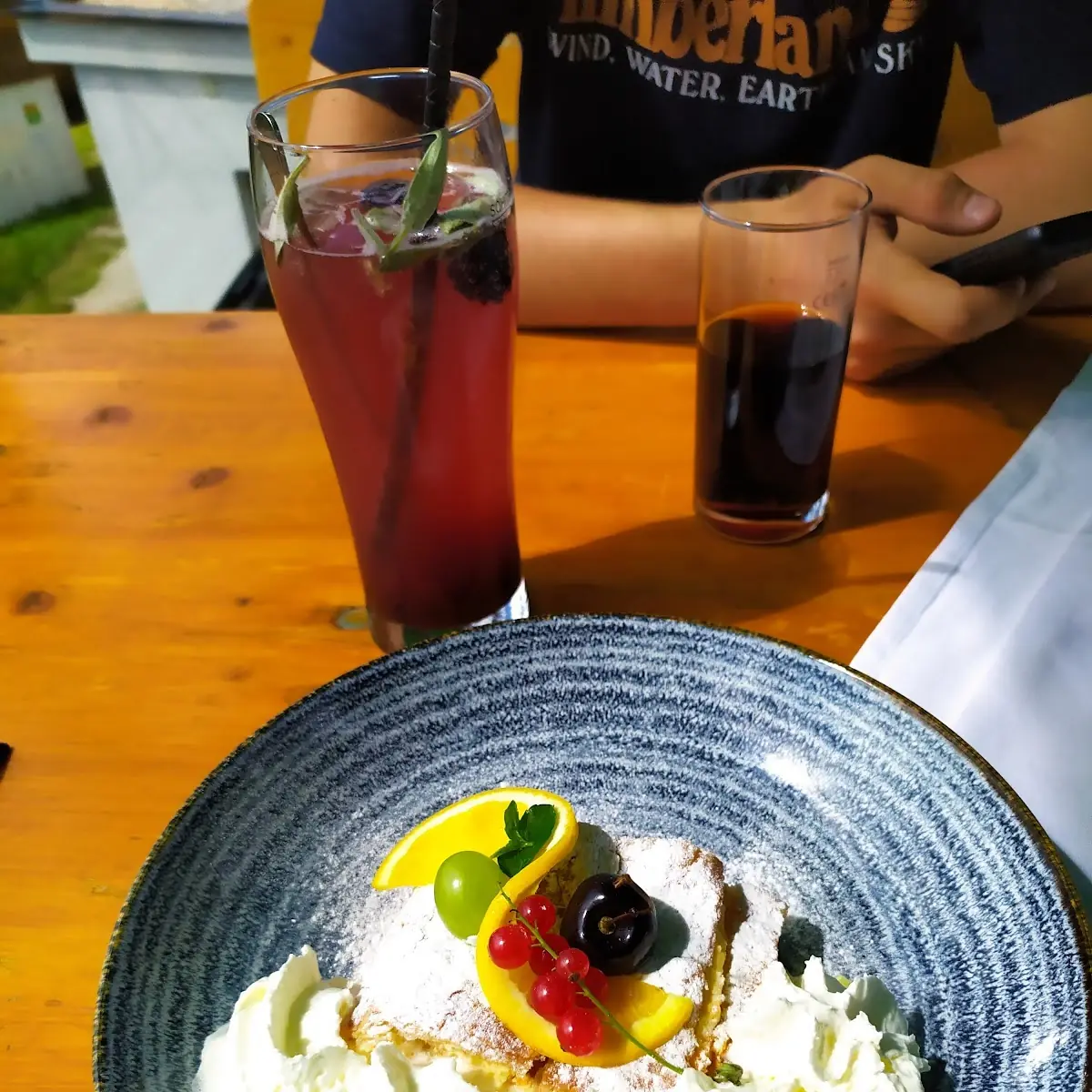 Topfenstrudel Mit Sahne & Hausgemachte Brombeerlimonade
