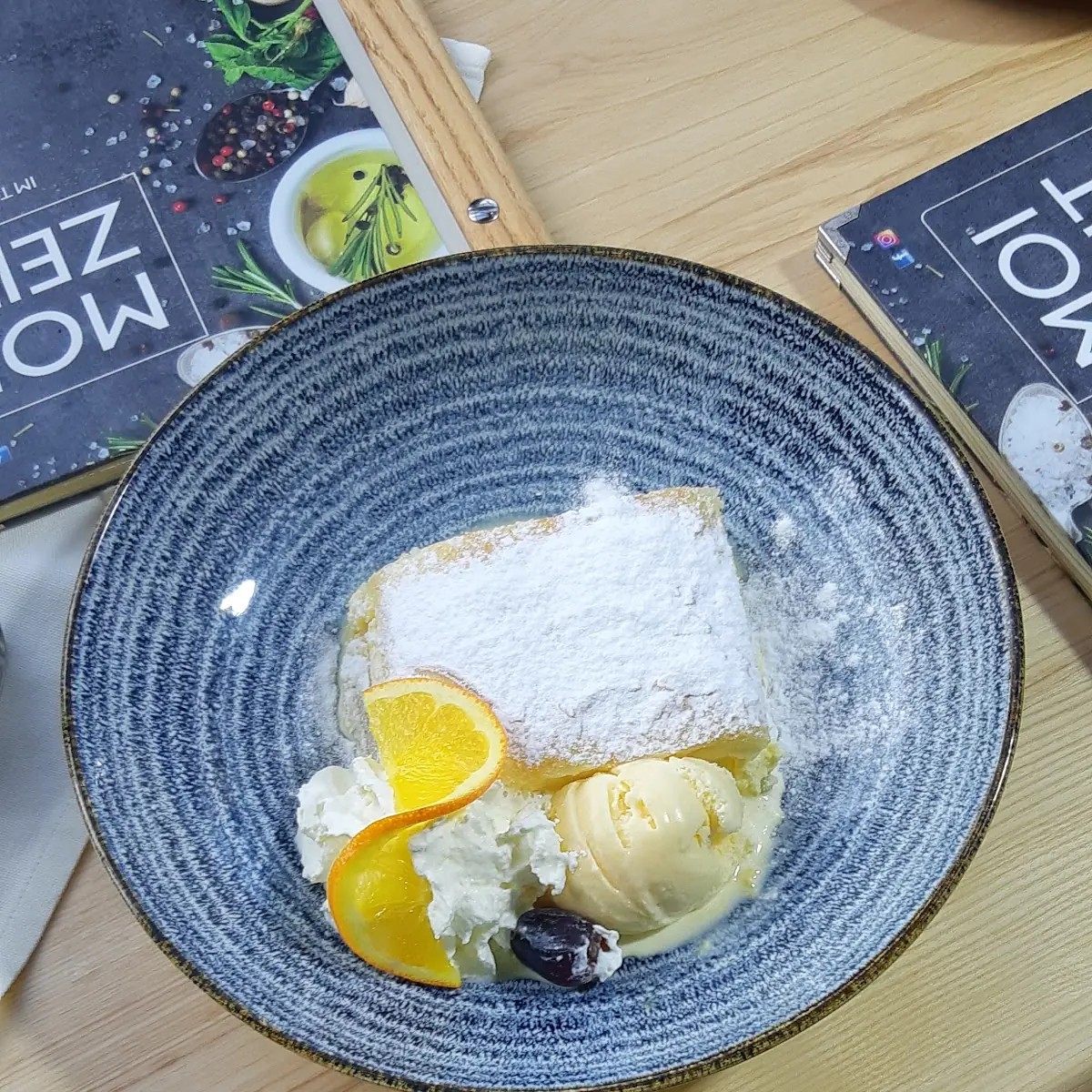 Topfenstrudel &Schlag & Vanilleeis