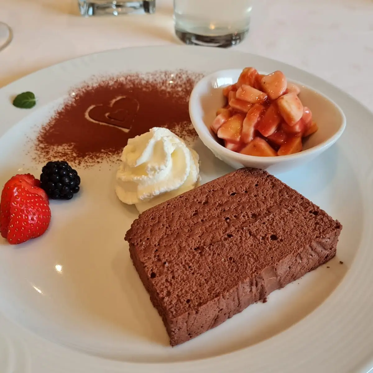 Zartbitter Schokoterrine Mit Erdbeeren