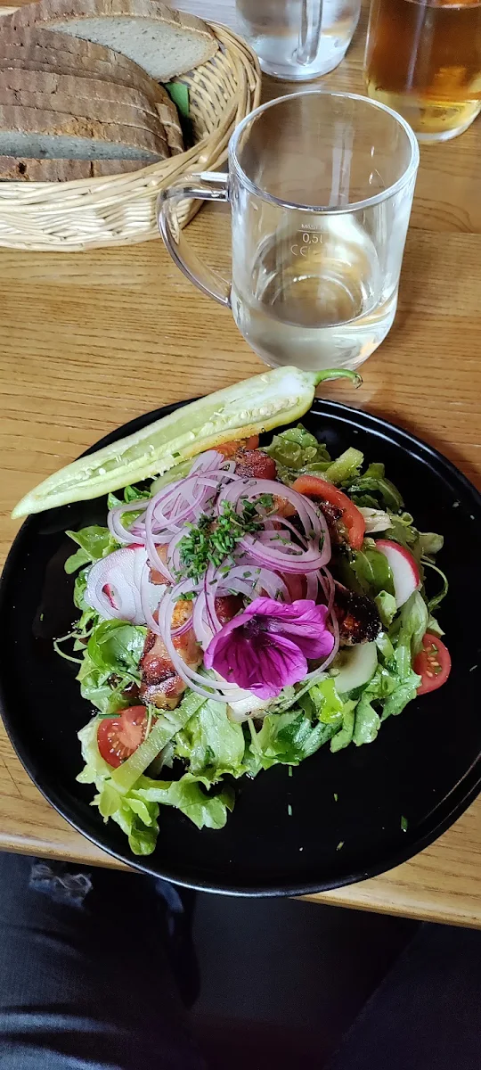 Gegrillter Ziegenkäse Im Speckmantel Auf Salatgarnitur