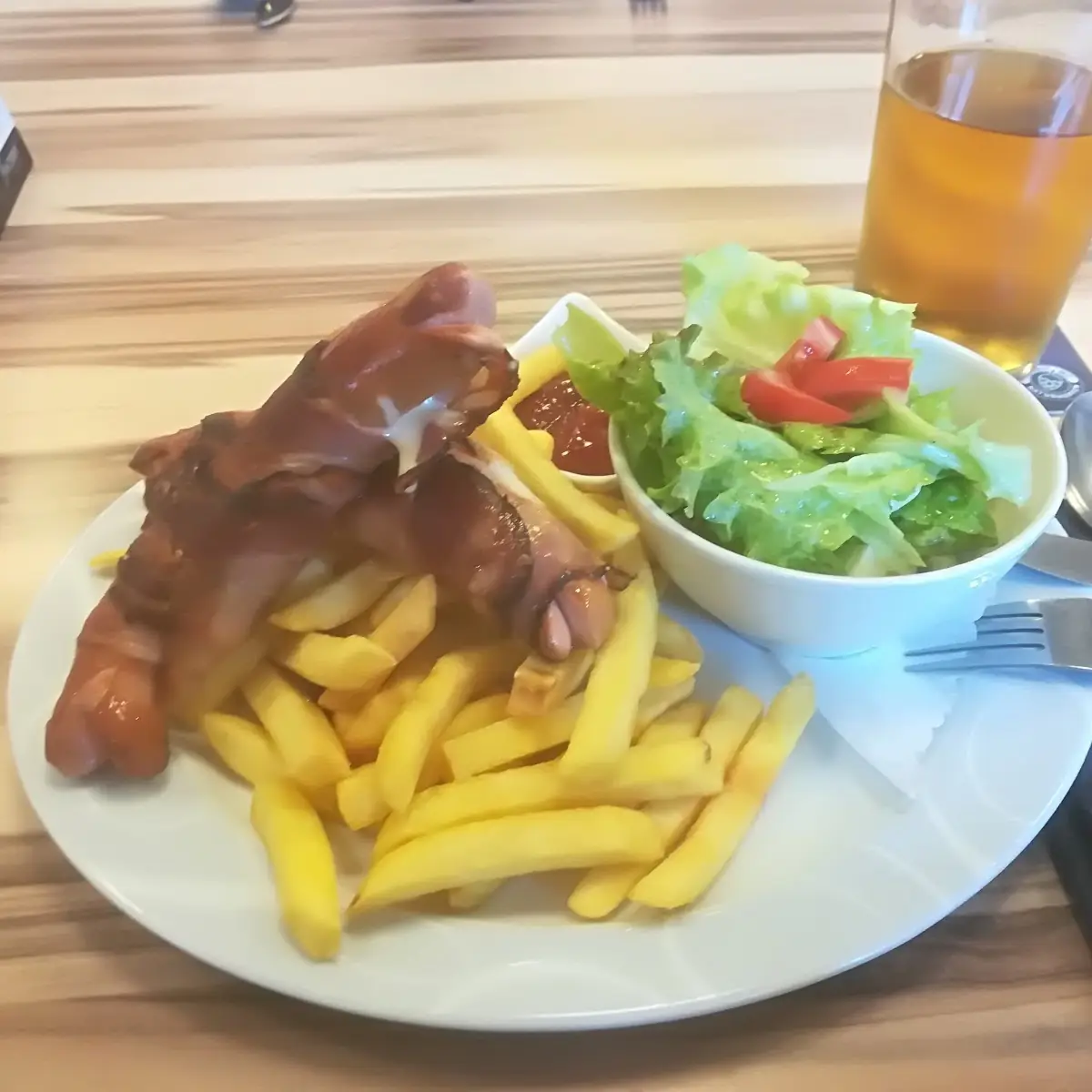 Berner Würstel Mit Kleinem Gemischten Salat Und Großen Apfelsaft Gespritzt