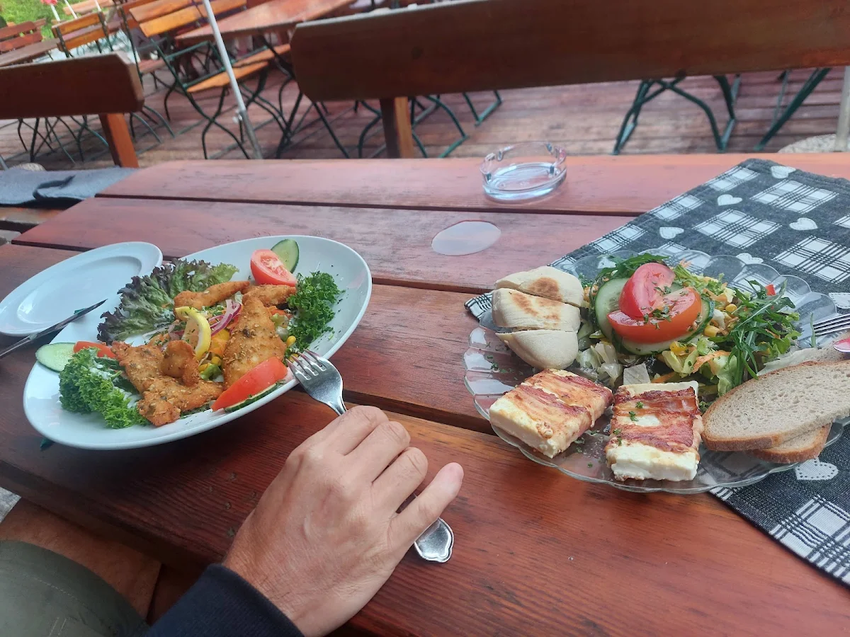 Insalata Con Pollo Fritto & Formaggio Grigliato Con Speck
