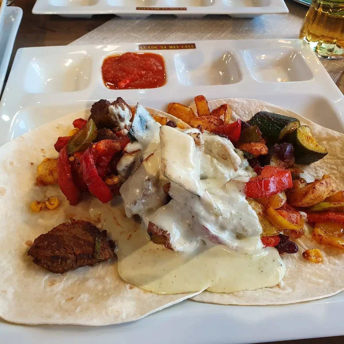 Tortilla Gemischt Mit Blauschimmelkäsesauce