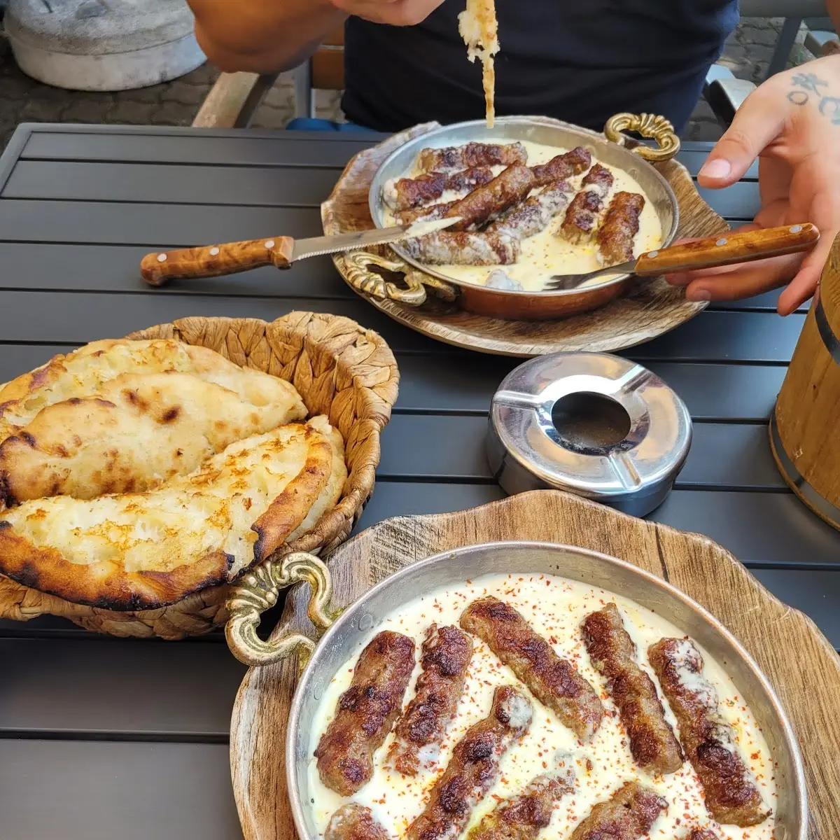 Cevapcici Mit Brot Kajmak