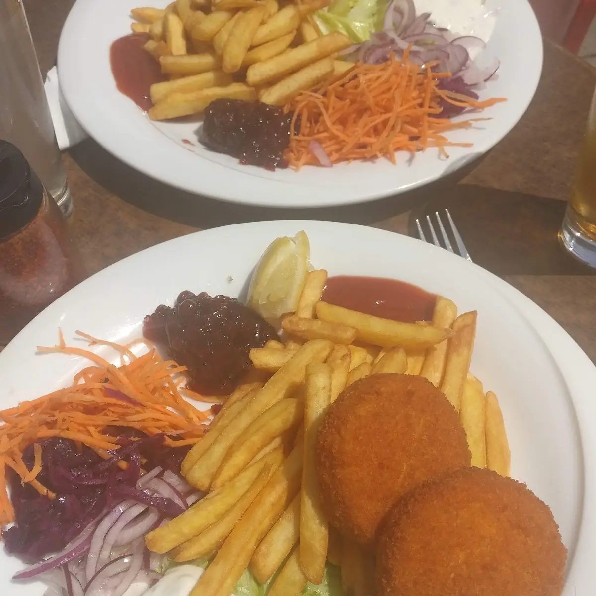 Camembert Mit Pommes Und Salat
